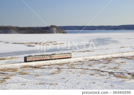 Hanasaki Line Kiha 54 going to another cold side beef marsh in winter Hanasaki Line Kiha 54 going to another cold side beef marsh in winter 86948890