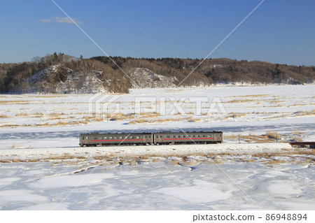 Hanasaki Line Kiha 54 going to another cold side beef marsh in winter Hanasaki Line Kiha 54 going to another cold side beef marsh in winter 86948894