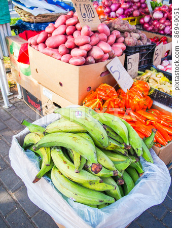 在智利聖地亞哥市場出售的綠色香蕉 86949051