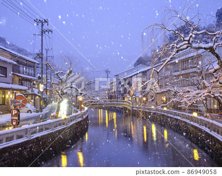 城崎溫泉冬季夜景 86949058
