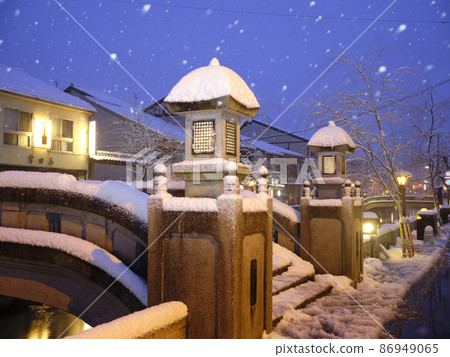 Winter night view of Kinosaki Onsen 86949065