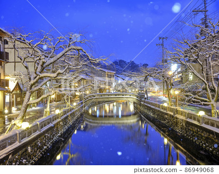 Winter night view of Kinosaki Onsen 86949068