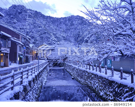 城崎溫泉的初冬早晨 86949154