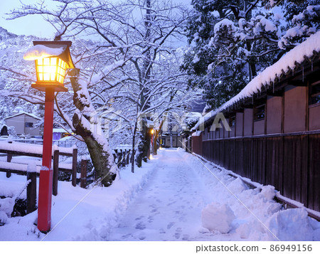 Early winter morning at Kinosaki Onsen Early winter morning at Kinosaki Onsen 86949156