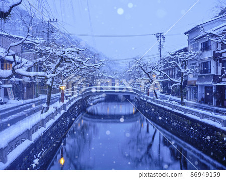 Early winter morning at Kinosaki Onsen Early winter morning at Kinosaki Onsen 86949159