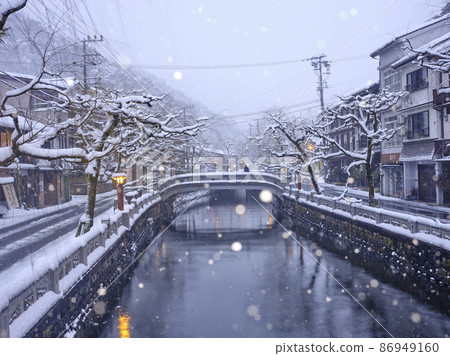 Early winter morning at Kinosaki Onsen 86949160