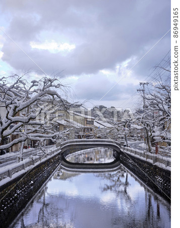 Early winter morning at Kinosaki Onsen Early winter morning at Kinosaki Onsen 86949165