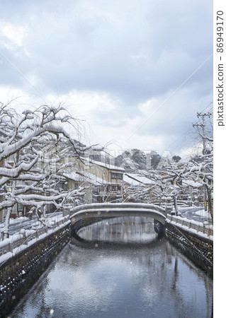 Early winter morning at Kinosaki Onsen Early winter morning at Kinosaki Onsen 86949170
