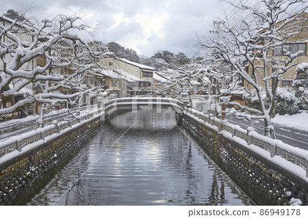 Early winter morning at Kinosaki Onsen 86949178