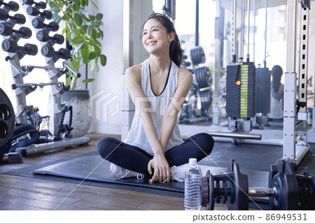 Young woman hydrating in the gym 86949531