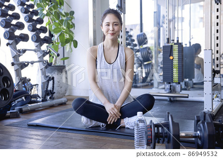 在健身房補水的年輕女子 86949532