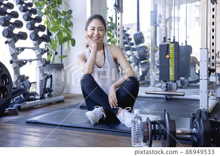 在健身房補水的年輕女子 在健身房補水的年輕女子 86949533