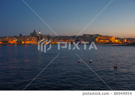 Cityscape of Valletta, the capital of Malta, illuminated at dusk 86949954