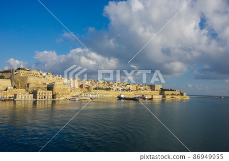 馬耳他首都瓦萊塔的城市景觀,俯瞰大港 馬耳他首都瓦萊塔的城市景觀,俯瞰大港 86949955