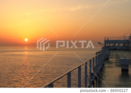 Sunrise / sunrise of Akashi Strait seen from above the ferry Sunrise / sunrise of Akashi Strait seen from above the ferry 86950227