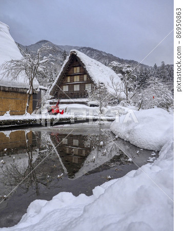 白川鄉在大雪天 86950863