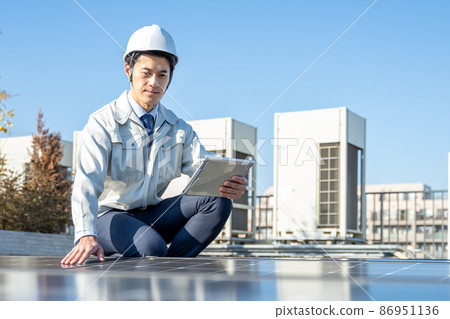 檢查太陽能電池板的商人 86951136