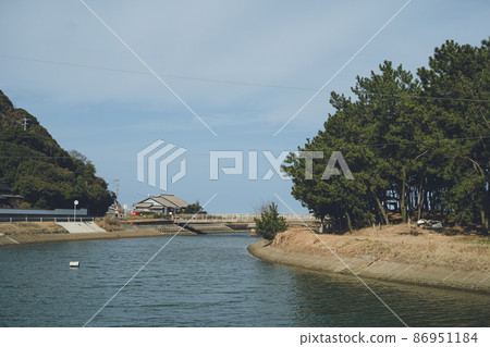 Scenery along the Minato River near the sea in Shingu Town, Kasuya District, Fukuoka Prefecture 86951184