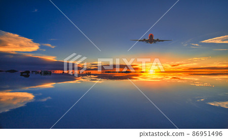 Beautiful evening view of Mirror Lake Uyuni salt lake Beautiful evening view of Mirror Lake Uyuni salt lake 86951496