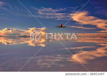 Beautiful evening view of Mirror Lake Uyuni salt lake Beautiful evening view of Mirror Lake Uyuni salt lake 86951497