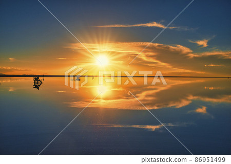 Beautiful evening view of Mirror Lake Uyuni salt lake Beautiful evening view of Mirror Lake Uyuni salt lake 86951499