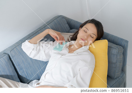 女性午睡上半身 女性午睡上半身 86951651