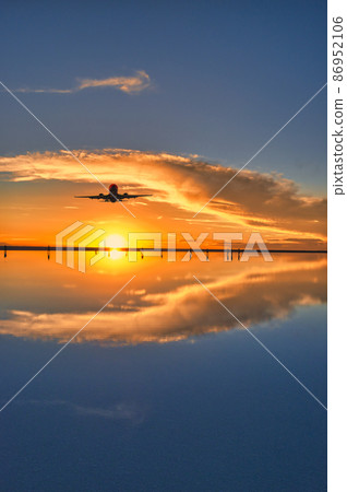 鏡湖烏尤尼鹽湖美麗的夜景 鏡湖烏尤尼鹽湖美麗的夜景 86952106