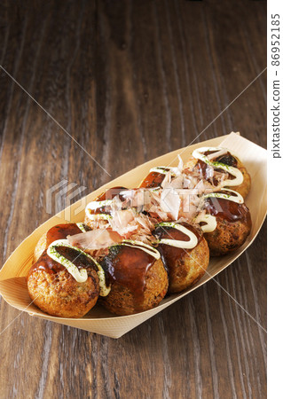 Takoyaki that looks delicious with dried bonito and green laver 86952185