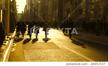 Tokyo Ginza, crowd walking in pedestrian paradise in the sunlight at dusk 86952537