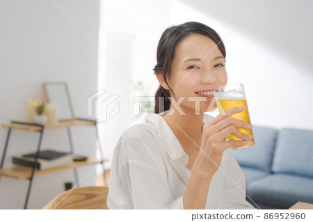 女人喝啤酒 86952960