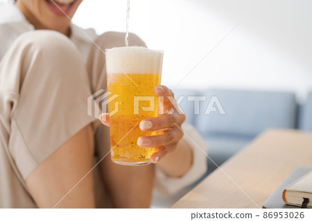 一個沒有臉倒啤酒的女人 一個沒有臉倒啤酒的女人 86953026