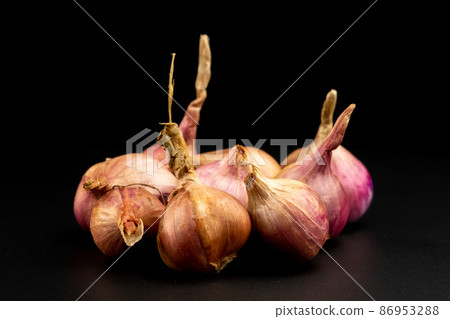 Whole group pile ingredient of fresh onion garlic group isolated on black background 86953288