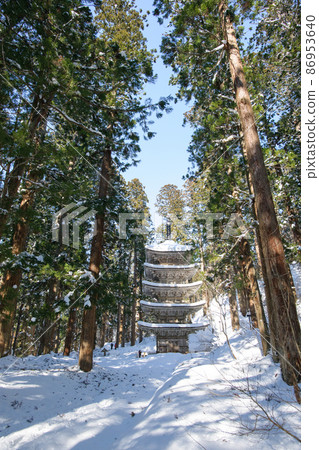Haguroyama 五層寶塔被雪掩埋 冬季風景 山形縣 86953640