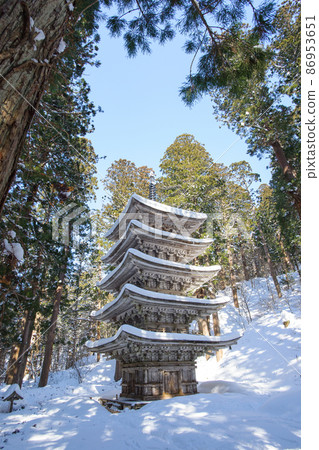Haguroyama 五層塔在森林中壓倒性的存在 冬季風景 山形縣 Haguroyama 五層塔在森林中壓倒性的存在 冬季風景 山形縣 86953651