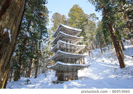 Haguroyama 五層塔在森林中壓倒性的存在 冬季風景 山形縣 Haguroyama 五層塔在森林中壓倒性的存在 冬季風景 山形縣 86953660