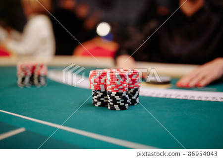 The player makes a bet on the casino. 86954043