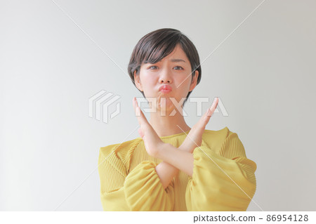 女性用手臂做 X 1 86954128