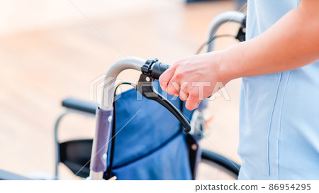 康復中心推輪椅的女性護理人員 86954295