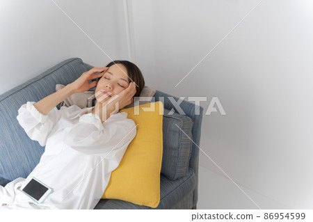 躺在沙發上的女性 86954599