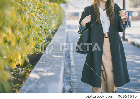 一邊喝咖啡一邊上班的辦公室女士 一邊喝咖啡一邊上班的辦公室女士 86954689