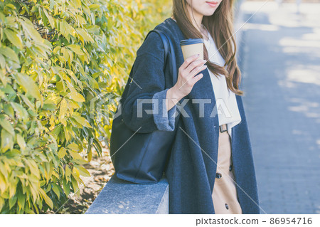 Office Lady,一個在辦公區端著咖啡的女人 Office Lady,一個在辦公區端著咖啡的女人 86954716