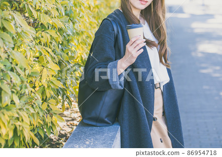 Office Lady，一個在辦公區端著咖啡的女人 86954718