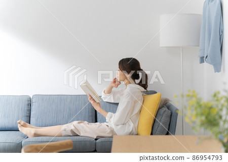 Profile of a woman reading a book 86954793