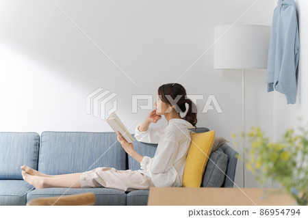 Profile of a woman reading a book 86954794