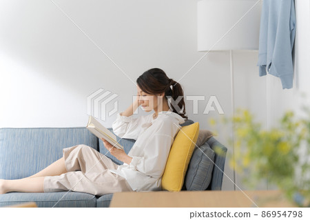 Profile of a woman reading a book 86954798