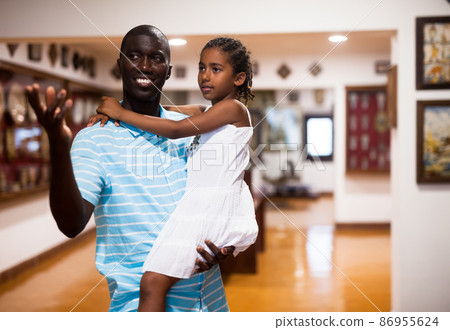 Father and daughter visiting museum of arts Father and daughter visiting museum of arts 86955624