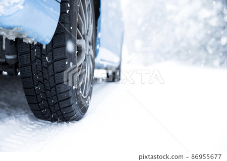 用無釘輪胎在雪路上行駛的汽車 86955677