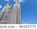 低角度東京都廳和藍天 86955775