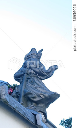≪God and Buddha≫ The bell tile on the wall of a private house with the sky and trees in the background 86956026