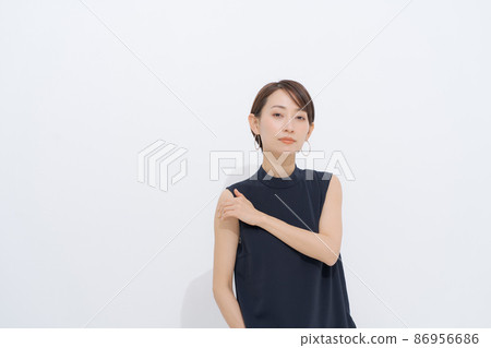 無袖女性白色背景 86956686